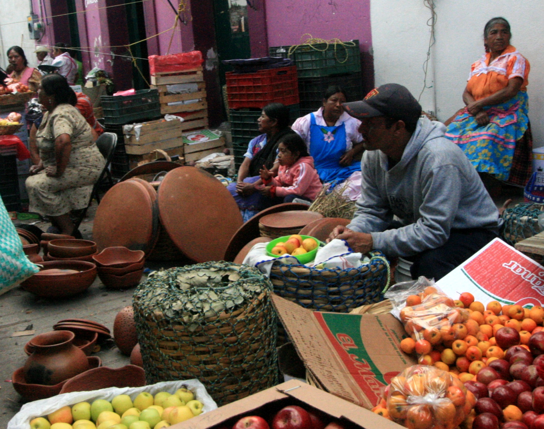 Mercado del dia de muertos en Tlacolula, Hombre comales frutas